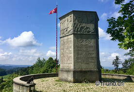 Lilly au monument Lueg